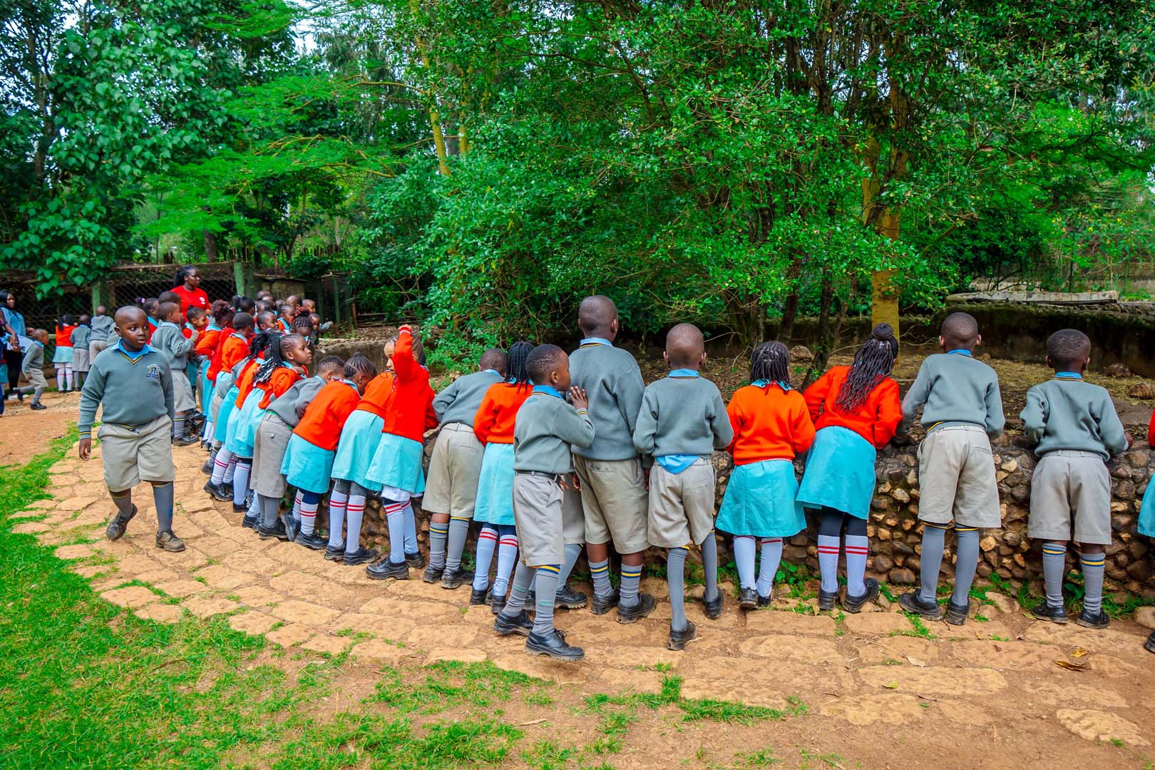 Students on a guided tour. Eldoret Animal Sanctuar 2 (1)